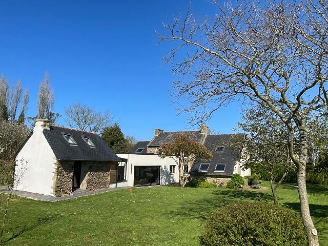Huis te koop in&nbsp;PLOUVIEN 29860 Finistère Bretagne Frankrijk: Schitterende, uitgebouwde gezinswoning met 4 slaapkamers, tuin en bijgebouwen. Gelegen nabij Plouvien in Noord-Finistère, biedt deze prachtige, uitgebouwde gezinswoning met 4 slaapkamers een uitzonde...