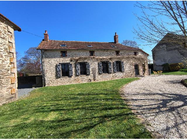 Huis te koop in&nbsp;BOUSSAC 23600 Creuse Limousin France: Vrijstaande woning met bijgebouw en schuren. Op slechts 10 minuten rijden van het levendige stadje Boussac vindt u dit unieke object. Het hoofdhuis is prachtig gerenoveerd, er is een apart bijgebouw d...