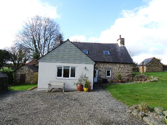 Huis te koop in&nbsp;BOURBRIAC 22390 Côtes-d'Armor Bretagne France: Een vrijstaande woning met 2 slaapkamers, een vrijstaande garage en een perceel van 2343 m², nabij Bourbriac. Deze prachtige, vrijstaande stenen woning met 2 slaapkamers is te koop nabij het stadje B...