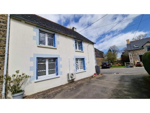 Huis te koop in&nbsp;LE MENE 22330 Côtes-d'Armor Bretagne France: Bent u op zoek naar een charmante, onderhoudsvriendelijke woning met buitenruimte, houdt u van de natuur en wandelen, en wilt u in een rustige omgeving wonen? Dan zal deze woning u zeker bekoren!<br />
<br />
D...