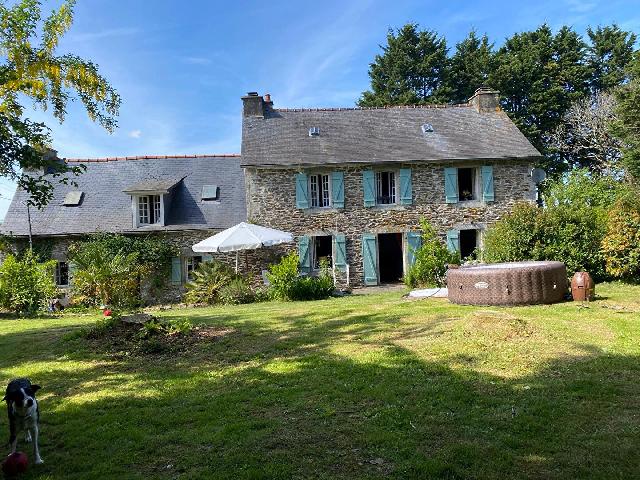 Huis te koop in&nbsp;PLONEVEZ DU FAOU 29530 Finistère Bretagne France: Prachtige, op het zuiden georiënteerde stenen longère met 3 slaapkamers en een tuin van 2600 m². Genesteld in het rustige Bretonse platteland nabij Plonévez-du-Faou, belichaamt deze charmante long...
