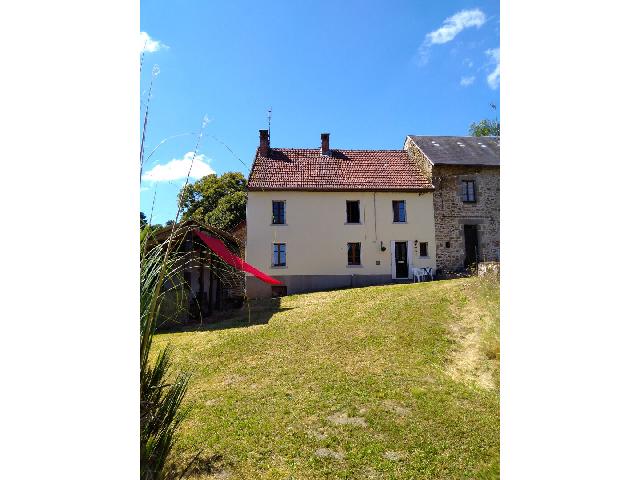 Huis te koop in&nbsp;SAINT SULPICE LAURIERE 87370 Haute-Vienne Limousin France: Nabij Bessines Sur Gartempe. Drie huizen en bos. Gerenoveerd huis plus twee andere huizen die gerenoveerd moeten worden.<br />
<br />
In een klein gehucht op 5 minuten rijden van Laurière ligt dit complex van ...