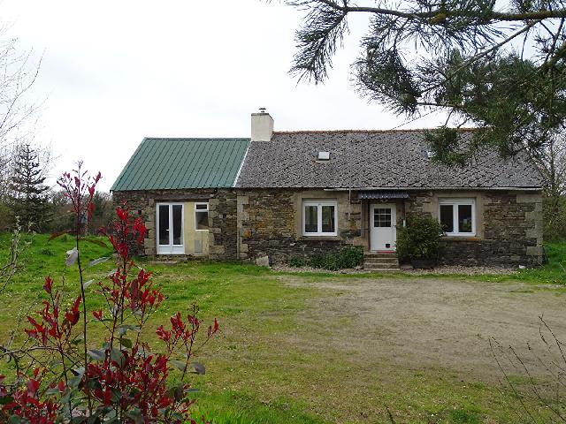 Huis te koop in&nbsp;KERGRIST MOELOU 22110 Côtes-d'Armor Bretagne France: Een vrijstaande stenen woning met 2 slaapkamers en een schuur van 79 m² op het platteland, vlakbij Kergrist-Moëlou. Deze charmante stenen cottage ligt op een fantastische locatie op het platteland, ...