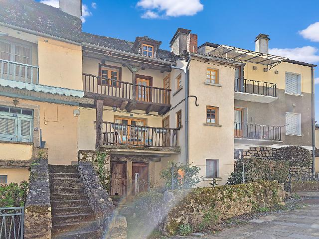 Huis te koop in&nbsp;ARGENTAT SUR DORDOGNE 19400 Corrèze Limousin France: Mooie woning met 2 slaapkamers, garage, binnenplaats en achtertuin. De beste locatie in de stad! Deze stenen woning met 2 slaapkamers, sous-sol, aparte garage en parkeergelegenheid is prachtig gelegen...