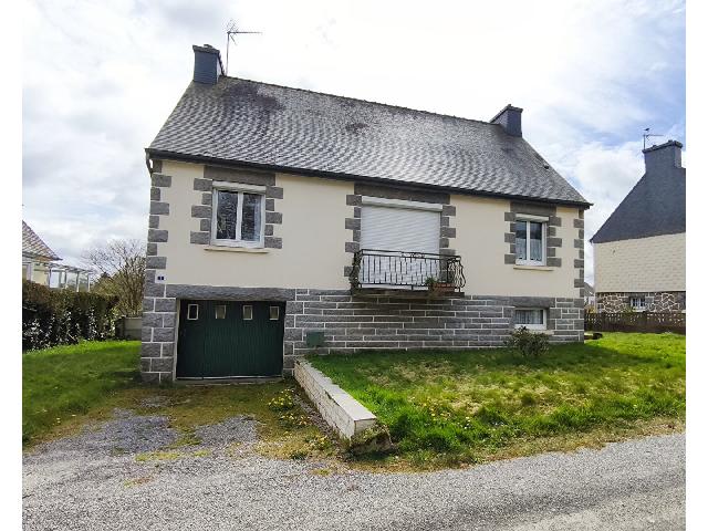 Huis te koop in&nbsp;LANISCAT 22570 Côtes-d'Armor Bretagne France: Vrijstaande woning, dorpslocatie, twee slaapkamers, garage, tuin. Deze woning biedt veel potentie om te moderniseren en extra woonruimte te creëren.<br />
<br />
Gelegen in het centrum van het dorp Laniscat, i...