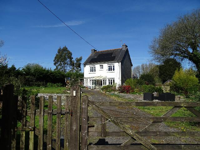 Huis te koop in&nbsp;MAEL CARHAIX 22340 Côtes-d'Armor Bretagne France: Een vrijstaande woning met 4 slaapkamers op loopafstand van het dorp Maël-Carhaix. Deze vrijstaande dorpswoning met vier slaapkamers is net op de markt gekomen! De woning is de afgelopen jaren gereno...