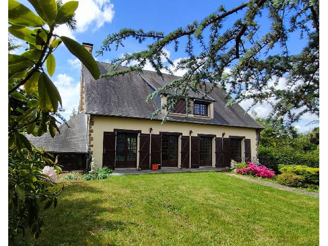 Huis te koop in&nbsp;ISIGNY LE BUAT 50540 Manche Basse-Normandie Frankrijk: Ruime, karaktervolle vrijstaande woning op loopafstand van het stadscentrum. Gelegen in Isigny-Le-Buat, vlakbij Mont Saint Michel, ontdekt u deze ruime woning, gelegen aan een eigen oprit, op loopafst...