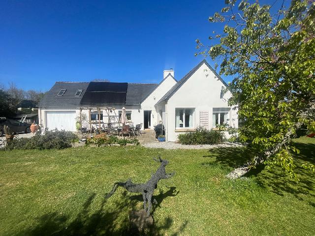 Huis te koop in&nbsp;LANDELEAU 29530 Finistère Bretagne France: Fantastische, ruime woning met 3 slaapkamers op een perceel van 4920 m² op het zuiden. Deze prachtig gepresenteerde gelijkvloerse woning in Landeleau, Finistère, biedt de perfecte combinatie van lan...