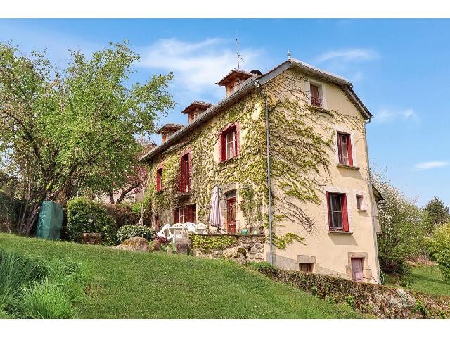 Huis te koop in&nbsp;GOULLES 19430 Corrèze Limousin France: Stenen huis met 4 slaapkamers, verwarmd zwembad, adembenemend uitzicht en een tuin van 8566 m². Nabij Argentat. Prachtig gelegen naast de mooie kerk in het vredige, landelijke dorp Goulles, bevindt z...