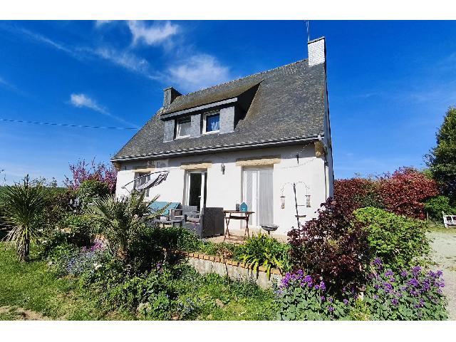 Huis te koop in&nbsp;TREVE 22600 Côtes-d'Armor Bretagne France: Vrijstaande woning, 3 slaapkamers, afgesloten hangar, prachtige tuin en uitzicht. Gelegen in het rustige platteland van Trévé, op slechts 10 minuten van Loudéac met zijn supermarkten, winkels en we...