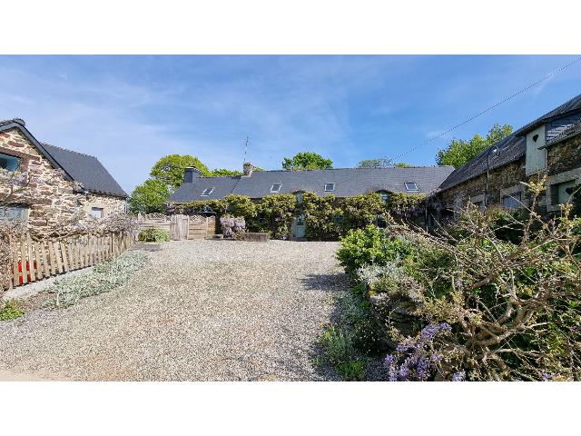 Gîtes/Chambres d'hôtes te koop in&nbsp;ST MARTIN DES PRES 22320 Côtes-d'Armor Bretagne France: Nabij Mur-de-Bretagne, twee stenen huizen met 4 slaapkamers en een huis met 1 slaapkamer, verwarmd zwembad en stal, gelegen in een prachtig landschap. Rondom een ​​charmante grindbinnenplaats in e...