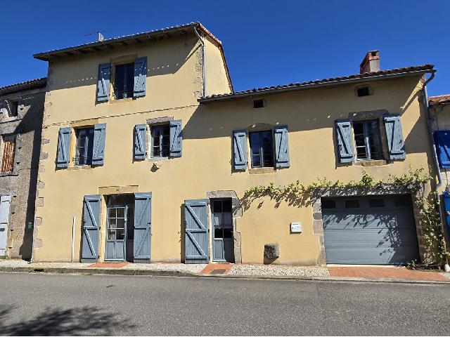 Huis te koop in&nbsp;ABZAC 16500 Charente Poitou-Charentes France: Een prachtig ingerichte, karaktervolle woning met 3 slaapkamers en een volledig zelfstandig bijgebouw met 1 slaapkamer, ideaal gelegen nabij het historische stadje Confolens. Deze elegante woning met ...