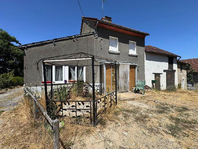 Huis te koop in&nbsp;FROMENTAL 87250 Haute-Vienne Limousin France: Nabij Bessines-sur-Gartempe - 3 huizen, 2 schuren en 3,5 hectare weide en bos. Gelegen aan de rand van een klein gehucht, op slechts tien minuten van de marktstad Bessines-sur-Gartempe, biedt dit comp...