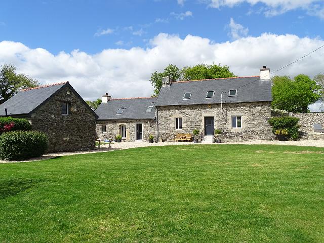 Huis te koop in&nbsp;TREBRIVAN 22340 Côtes-d'Armor Bretagne France: Een fantastische vrijstaande stenen woning met twee vrijstaande stenen bijgebouwen en een perceel van 15.493 m². Dit is een adembenemende woning met een wauw-factor. De woning is gerenoveerd volgens ...