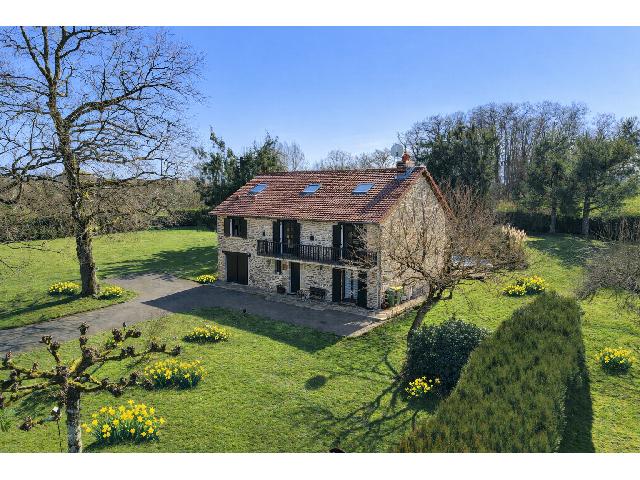 Huis te koop in&nbsp;FOLLES 87250 Haute-Vienne Limousin France: Schitterend stenen pand gelegen in een eigen park van meer dan 5000 m². Gelegen in de charmante gemeente Folles, op slechts 10 minuten rijden van Bessines-sur-Gartempe in de pittoreske Gartempevallei...