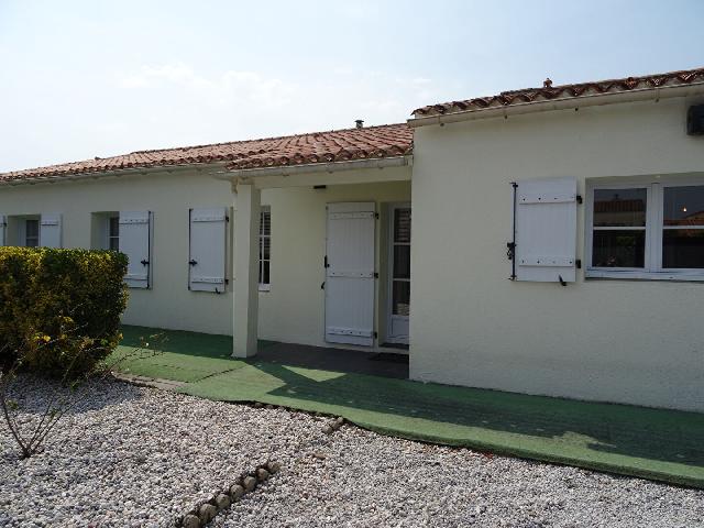 Huis te koop in&nbsp;SAINTE FOY 85150 Vendée Pays de la Loire France: Gelijkvloerse woning in Vendée van 167 m² met 5 slaapkamers.<br />
<br />
De woning omvat: een entree, een eerste badkamer met toilet. Een grote, lichte woonkamer van 42 m² met directe toegang tot een pracht...