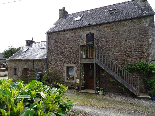 Huis te koop in&nbsp;BONEN 22110 Côtes-d'Armor Bretagne France: Een woning met 3 slaapkamers, die kan worden opgedeeld in 2 appartementen, nabij Rostrenen. Deze traditionele stenen woning heeft een zelfstandig appartement met 2 slaapkamers op de begane grond en ee...