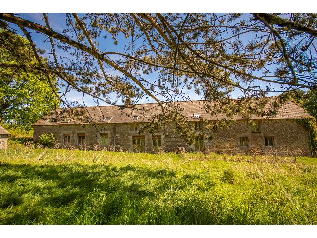 Huis te koop in&nbsp;LANDEAN 35133 Ille-et-Vilaine Bretagne France: Landhuis (Fougères), 5 slaapkamers, 9708 m2 grond, bijgebouwen en vijver.<br />
<br />
Gelegen op het platteland, maar toch op slechts 4 minuten rijden van het bos van Fougères en 18 minuten van het middeleeu...