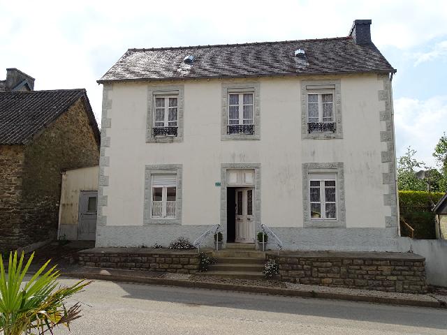 Huis te koop in&nbsp;COLLOREC 29530 Finistère Bretagne Frankrijk: Een ruime woning met 4 slaapkamers te koop, gelegen in het dorp COLLOREC. Deze ruime, pittoreske woning met 4 slaapkamers bevindt zich in een klein, gezellig dorp in Finistère. De woning ligt op slec...