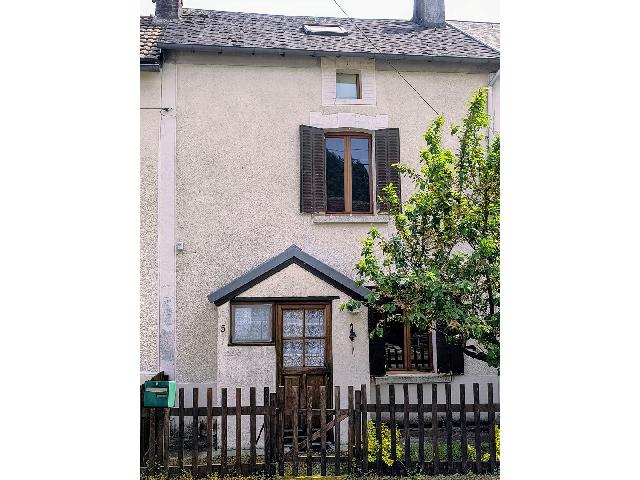 Huis te koop in&nbsp;LA SOUTERRAINE 23300 Creuse Limousin France: Nabij La Souterraine: een charmante tussenwoning met drie slaapkamers en een apart, te renoveren bijgebouw. ​​Vlakbij het marktstadje La Souterraine ligt deze mooie tussenwoning met drie slaapkame...