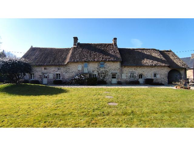 Huis te koop in&nbsp;MELRAND 56310 Morbihan Bretagne Frankrijk: Prachtige woning met drie slaapkamers, rieten dak, volgroeide tuin en uitzicht. Een werkelijk schitterende locatie voor deze bijzondere woning met rieten dak, gelegen op een eigen perceel van 4.790 m�...