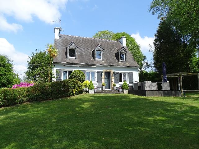Huis te koop in&nbsp;LE SAINT 56110 Morbihan Bretagne France: Een schitterende woning! Een vrijstaande woning met 4 slaapkamers en een prachtige tuin, vlakbij Gourin. Deze woning is werkelijk adembenemend! Het straalt karakter en charme uit en er is met zorg en ...