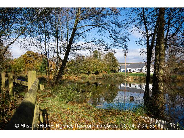 Huis te koop in&nbsp;LES PORTES DU COGLAIS 35460 Ille-et-Vilaine Bretagne Frankrijk: Nabij Fougères. 3 slaapkamers, privémeer, bos, veld, tuin, 1,4 hectare. Genesteld in de rustige omhelzing van het Bretonse platteland aan de rand van een dorp, biedt dit betoverende huis een oase wa...