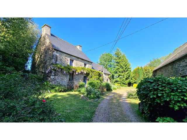 Huis te koop in&nbsp;LOUDEAC 22600 Côtes-d'Armor Bretagne Frankrijk: Een droomhuis op het Bretonse platteland met een stenen gevel, een landelijke keuken, een stenen schuur en een prachtige tuin. Droomt u van een pittoresk stenen huis, ruim en uniek ingericht in een la...