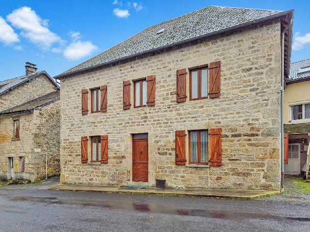 Huis te koop in&nbsp;PRADINES 19170 Corrèze Limousin France: Stenen huis met 4 slaapkamers, aparte schuur en een tuin van 107 m². Gelegen in het hart van het pittoreske dorpje Pradines, in het midden van de heuvels van de Monedières en omgeven door watervalle...