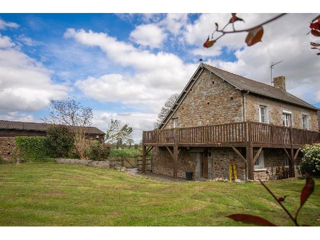 Huis te koop in&nbsp;SAINT GEORGES DE REINTEMBAULT 35420 Ille-et-Vilaine Bretagne Frankrijk: Vlakbij Saint-James, vrijstaande woning met 3 slaapkamers, stallen, 8340 m2 grond, omheind met houten palen.<br />
<br />
Deze fantastische woning is ideaal voor paardenliefhebbers, dierenliefhebbers, mensen di...