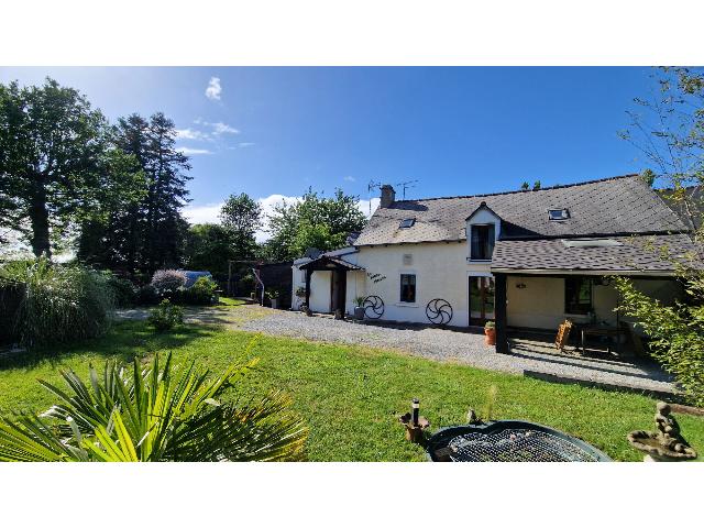 Huis te koop in&nbsp;MENEAC 56490 Morbihan Bretagne France: Charmant huisje met 2 slaapkamers in een rustige omgeving, met een prachtige tuin, terras, polytunnels en schuurtjes. Dit charmante en goed onderhouden huis met 2 slaapkamers ligt verscholen op het pl...