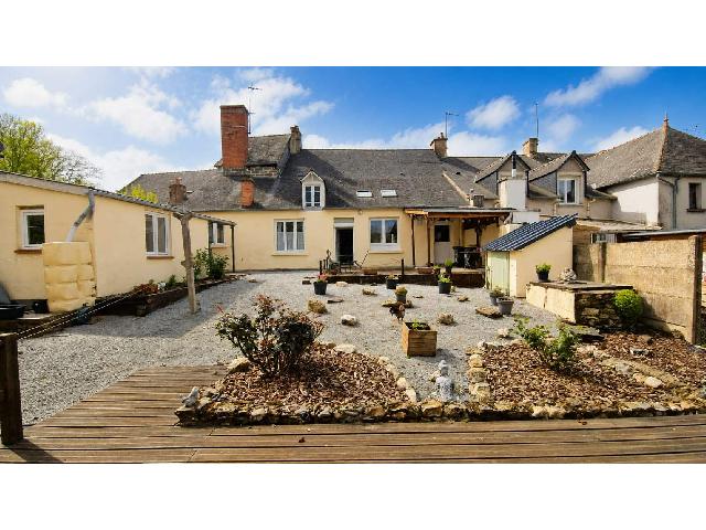 Huis te koop in&nbsp;LA TRINITE PORHOET 56490 Morbihan Bretagne France: Charmant, goed onderhouden stenen dorpshuis met 4 slaapkamers, tuin en schuur; dichtbij een bakker, bar en een prachtig meer. Een zeldzaam pareltje in een charmant dorp, direct klaar om in te trekken!...