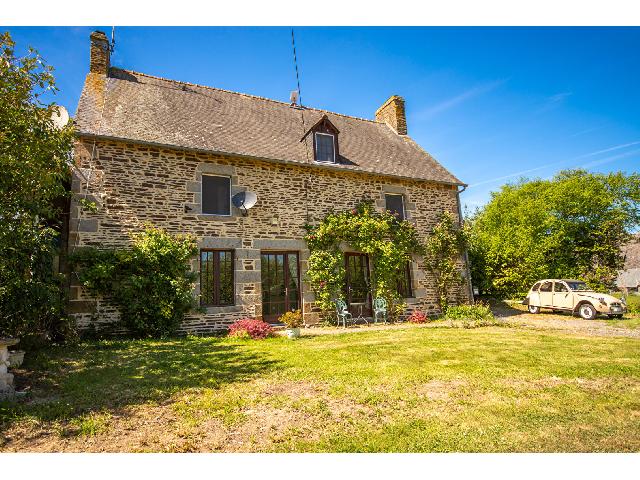 Huis te koop in&nbsp;SOUGEAL 35610 Ille-et-Vilaine Bretagne France: Freistehendes Landhaus mit 4 Schlafzimmern auf einem 1700 m² großen Grundstück. Dieses charmante Landhaus aus lokalem Stein mit Rosen über der Tür liegt in der Bucht von Mont Saint-Michel.<br />
<br />
Abs...