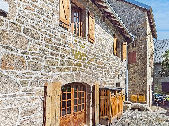 Huis te koop in&nbsp;SAINT AUGUSTIN 19390 Corrèze Limousin France: Prachtige stenen woning met 3 slaapkamers in een pittoresk dorpshuis. Deze zeer fraaie stenen woning met 3 slaapkamers is gelegen in het hart van het mooie, landelijke dorp St-Augustin en is met zorg ...