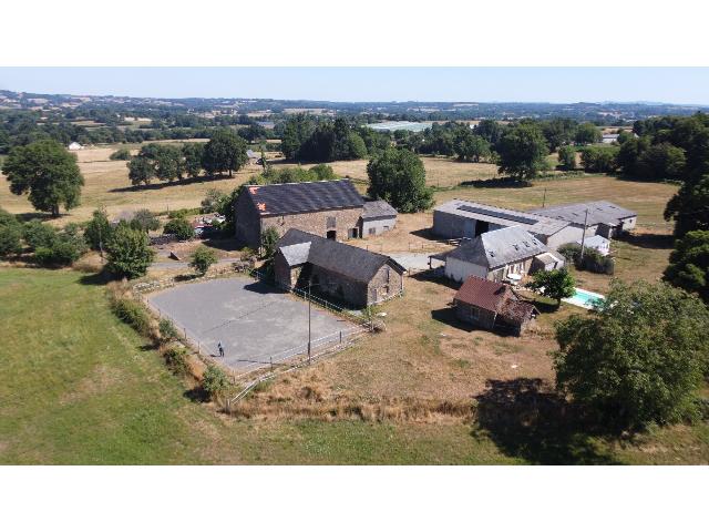 Huis te koop in&nbsp;SAINT PARDOUX CORBIER 19210 Corrèze Limousin France: Prachtige boerderij op een heuveltop met adembenemende uitzichten en 2,7 hectare aangrenzend land. Ontdek deze betoverende boerderij, gelegen in het pittoreske landschap van Corrèze in de Franse regi...