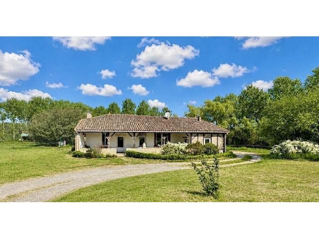House&nbsp;for sale&nbsp;CASTELMORON SUR LOT 47260 Lot-et-Garonne Aquitaine France: 3-Bedroom countryside property with Artist's Studio on 8,900 m². This charming countryside property is located just a few minutes' drive from the picturesque riverside village of Castelmoron-sur-Lot,...