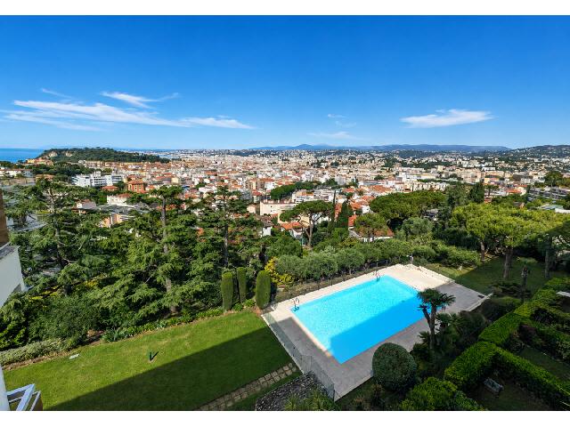 Appartment &agrave; vendre &agrave;&nbsp;NICE 06300 Alpes-Maritimes Provence Alpes Côte d'Azur France: NICE CÔTE D'AZUR - VUE EXCEPTIONNELLE ! APPARTEMENT DE STANDING AVEC PARC & PISCINE Véritable joyau de la French Riviera, cet appartement d'exception offre une vue époustouflante sur la ville de Ni...