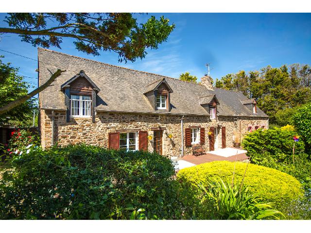 Huis te koop in&nbsp;MINIAC MORVAN 35540 Ille-et-Vilaine Bretagne France: Nabij Saint-Malo: Longère met 4 slaapkamers en een aangrenzend huis met 2 slaapkamers, gelegen op een perceel van 3.274 m² met tuin. Deze indrukwekkende woning, bereikbaar via een dubbele poort en e...