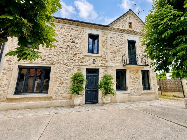 Huis te koop in&nbsp;SAINT VITE 47500 Lot-et-Garonne Aquitaine France: Nabij FUMEL: Gerenoveerd stenen dorpshuis met apart gastenverblijf. Ideaal gelegen in het hart van het dorp, met uitzicht op het park en op een korte wandeling van de rivier de Lot, geniet dit prachti...