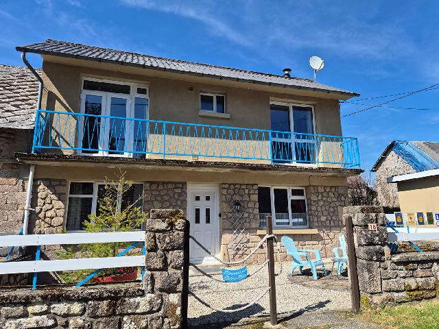Huis te koop in&nbsp;CHAVANAC 19290 Corrèze Limousin France: Nabij Meymac. Prachtige woning met 3 slaapkamers, 2 garages en een tuin van 362 m². Deze mooie woning met 3 slaapkamers, 2 aparte garages en een vlakke tuin van 362 m² is prachtig gelegen naast de p...