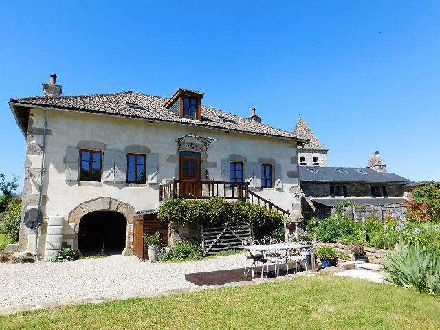Huis te koop in&nbsp;SAINT JULIEN LE PELERIN 19430 Corrèze Limousin Frankrijk: Prachtige stenen woning met 3 slaapkamers, een gîte, een schuur met stallen en een perceel van 28.270 m². Deze schitterende, ruime woning met 3 slaapkamers is prachtig gelegen op het platteland. Met...