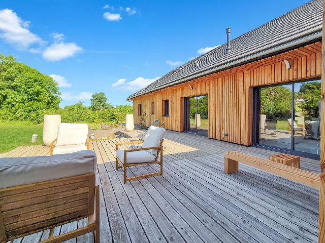 Huis te koop in&nbsp;
LAGRAULIERE
 19700 Corrèze Limousin France: Woonhuis op een terrein van 4345 m2 met een woonoppervlakte van 198 m2. Indeling: 5 vertrekken, Woonkamer van 77.9 m2, 4 slaapkamers, 1 badkamer, 1 badkamer met douche, 3 toiletten.<br />
...