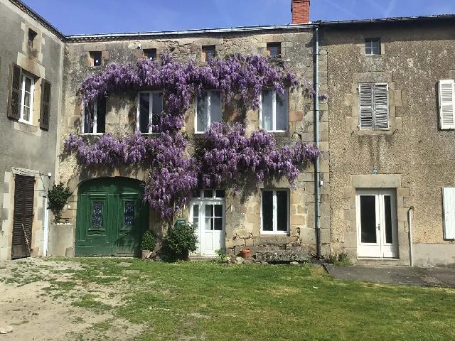 Huis te koop in&nbsp;BESSINES SUR GARTEMPE 87250 Haute-Vienne Limousin France: Bijzonder en uniek huis te renovatie nabij Bessines. Gelegen nabij het dorp Bessines-sur-Gartempe, biedt deze zeer bijzondere en unieke halfvrijstaande woning uitzonderlijke ruimte, een openbare binne...