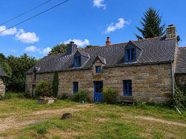 Huis te koop in&nbsp;TREMARGAT 22110 Côtes-d'Armor Bretagne France: Een stenen woning met 3 slaapkamers, bijgebouwen en een perceel van 42.275 m². Dit prachtige stenen huis is met liefde gerenoveerd door de huidige eigenaar en ligt in een gehucht aan de rand van een ...