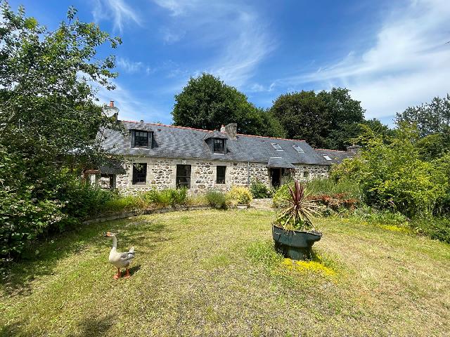 Huis te koop in&nbsp;CALLAC 22160 Côtes-d'Armor Bretagne France: Idyllisch leven op het platteland. Stenen boerderij met 4 slaapkamers, een vakantiehuisje, bijna 4,5 hectare grond en een recreatievijver. Ontsnap naar het vredige hart van het Bretonse platteland en ...