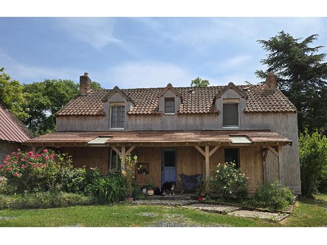 Paardenobject te koop in&nbsp;VILLEMORT 86310 Vienne Poitou-Charentes France: Privé landgoed met 3 slaapkamers, rijbak, stallen en uitgebreide bijgebouwen, gelegen nabij het historische stadje Montmorillon. La Liamerie ligt in alle rust en is een vrijstaand landgoed, omgeven d...
