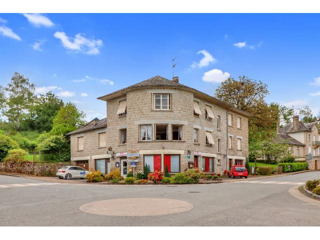 Local Commercial&agrave; vendre &agrave;&nbsp;VITRAC SUR MONTANE 19800 Corrèze: CORREZE. Proche EGLETONS. Ancien hôtel et restaurant avec 8 chambres, 2 grands appartements, 2 garages et un terrain de 881m2. Situé dans le beau village de Vitrac-sur-Montane, au coeur des Monedier...