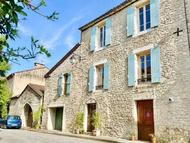 Haus&nbsp;zu verkaufen in&nbsp;PRAYSSAC 46220 Lot Frankreich. Haus auf einem Grundstück von 230 qm mit eine Wohnfläche von 147 qm in einem Gebäude von 3 Stockwerke. Einteilung: 7 Räume, Wohnzimmer von 30 qm, 3 Schlafzimmer, 2 Badezimmer, 3 Toiletten.<br />
...