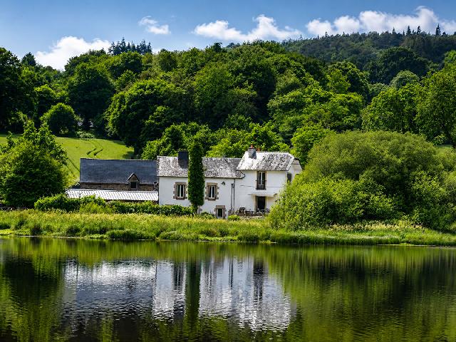 Haus zu verkaufen in&nbsp;SAINT AIGNAN 56480 Morbihan Bretagne Frankreich: Haus auf einem Grundstück von 2440 qm mit eine Wohnfläche von 124 qm in einem Gebäude von 4 Stockwerke. Einteilung: 6 Räume, 3 Schlafzimmer, 1 Badezimmer, 2 Badezimmer mit Dusche, 3 Toiletten.<br />
...