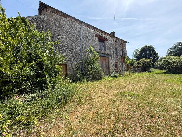 Huis te koop in&nbsp;SAINT SORNIN LEULAC 87290 Haute-Vienne Limousin France: Grote stenen boerderij te renoveren met 3 schuren en 1,3 hectare aangrenzend land. Gelegen aan de rand van een klein, rustig gehucht vlakbij het populaire stadje Châteauponsac, biedt deze imposante s...